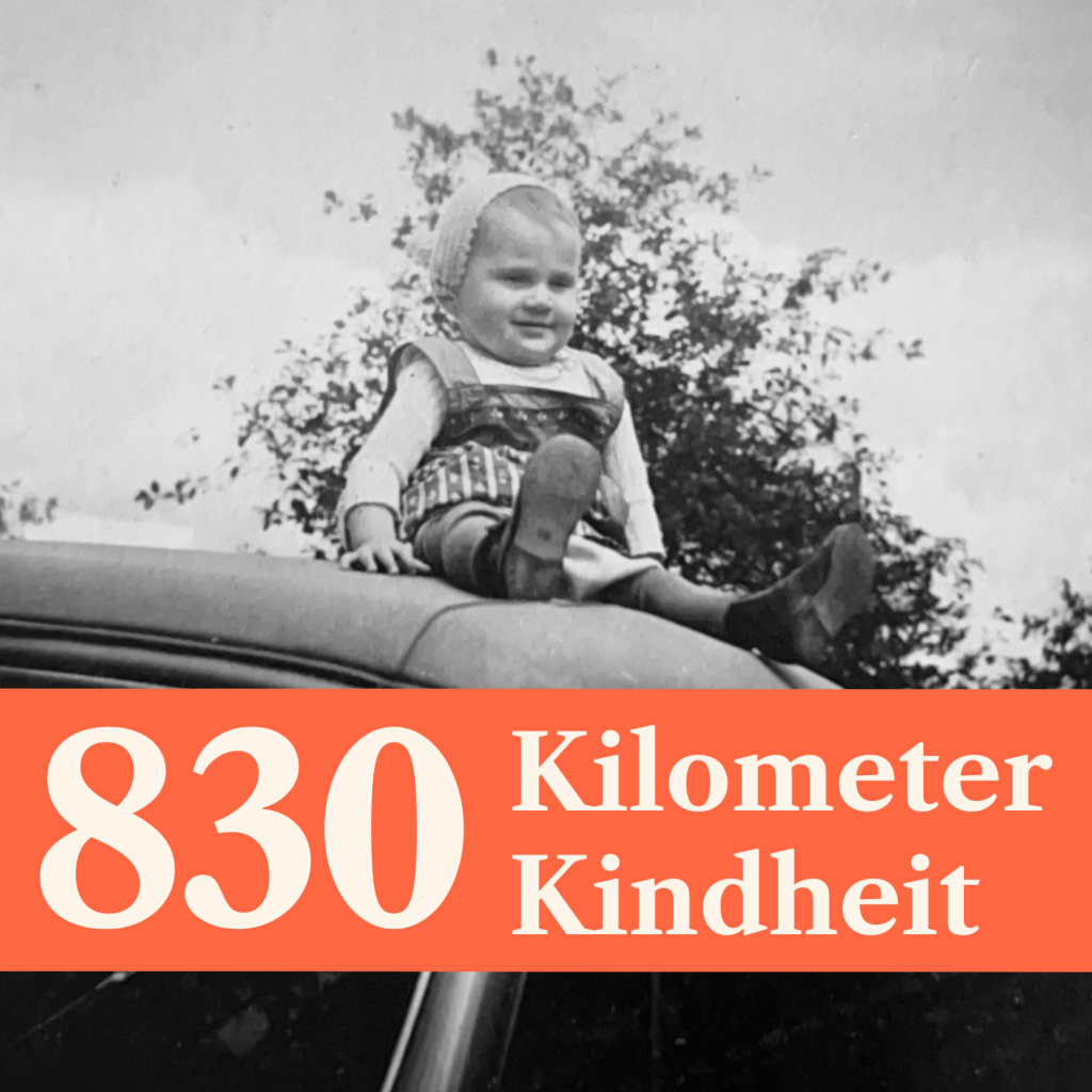 Ein kleines Kind mit Mütze sitzt auf dem Dach eines Autos und lächelt. Im Hintergrund sind Bäume zu sehen. Unter dem Kind steht der Schriftzug '830 Kilometer Kindheit'. Das Bild ist eine Schwarzweißfotografie. Der Schriftzug ist ein digitaler rotorangener Banner mit heller Schrift.